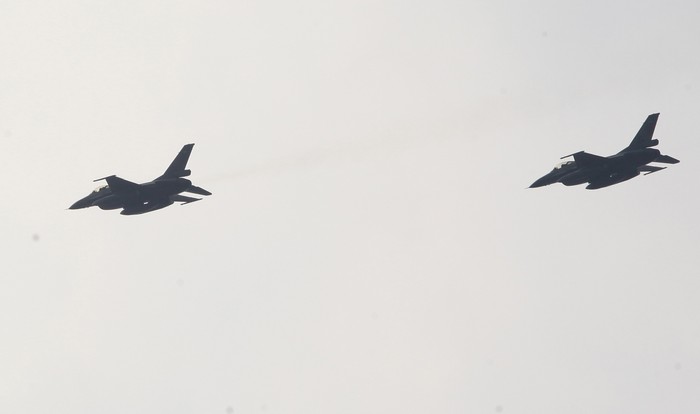 F-16 yang Kecelakaan Dievakuasi dari Lanud Roesmin Nurjadin