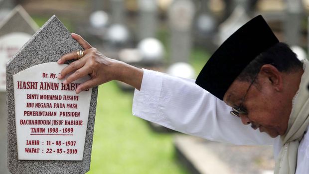 Mantan Presiden BJ Habibie berziarah ke makam mendiang istrinya, Ainun, di Taman Makam Pahlawan Kalibata. Habibie ditemani oleh mantan gubernur DKI Fauzi Bowo (Foke), Jakarta, Jum'at (20/9/2013). File/detikFoto.
