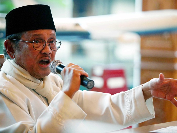 Presiden RI ketiga Burhanuddin Jusuf (BJ) Habibie saat menggelar acara silaturahmi cendekiawan lintas agama di kediaman BJ Habibie, Jakarta (3/8). Dalam kesempatan tersebut Habibie menyinggung pluralisme yang dimiliki Indonesia. File/detikFoto.
