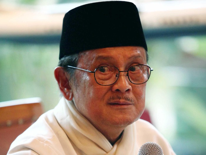 Presiden RI ketiga Burhanuddin Jusuf (BJ) Habibie saat menggelar acara silaturahmi cendekiawan lintas agama di kediaman BJ Habibie, Jakarta (3/8). Dalam kesempatan tersebut Habibie menyinggung pluralisme yang dimiliki Indonesia. File/detikFoto.