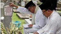 Momen Mantan Presiden BJ Habibie berziarah ke makam mendiang istrinya, Ainun, di Taman Makam Pahlawan Kalibata. Habibie ditemani oleh mantan gubernur DKI Fauzi Bowo (Foke), Jakarta, Jumat (20/9/2013). Agung Pambudhy  