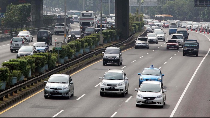 Hari Pertama Kerja, Tol Dalam Kota Mulai Dipadati Kendaraan