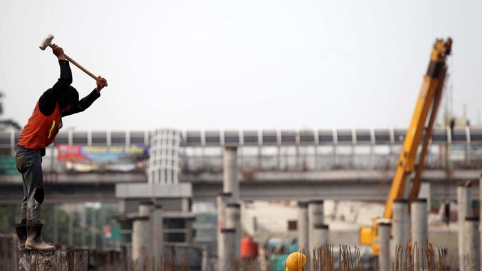 Pekerja beraktivitas dalam proyek jalan layang akses pelabuhan Tanjung Priok, Jakarta, Senin (22/10). Pemerintah optimistis dapat memenuhi target rancangan kebutuhan dana pembangunan infrastruktur publik 2010-2014 yang mencapai Rp 1.924 triliun.