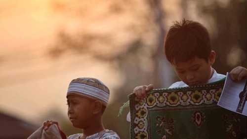 Ribuan umat muslim melaksanakan sholat Ied di Ruas Jalan Jendral Urip Sumoharjo, Matraman, Jakarta, Minggu (19/8). Hari ini seluruh umat Muslim merayakan hari raya idul fitri dengan melaksanakan shalat berjamaah. File/detikFoto.