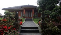 Rumah di atas bukit ini memiliki udara yang sejuk, taman yang luas dan suasana yang asri.