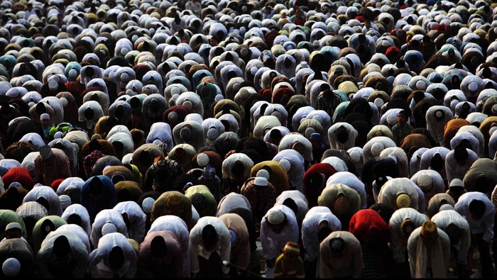 Ribuan umat muslim melaksanakan sholat Ied di Ruas Jalan Jendral Urip Sumoharjo, Matraman, Jakarta, Minggu (19/8). Hari ini seluruh umat Muslim merayakan hari raya idul fitri dengan melaksanakan shalat berjamaah. File/detikFoto.