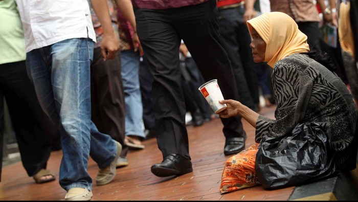 Pengemis meminta sedekah kepada Umat muslim usai menjalankan Shalat Jumat di Halaman Masjid Istiqlal, Jakarta, Jumat (27/7). Maraknya pengemis musiman di bulan puasa memanfaatkan situasi di bulan Ramadhan untuk mendapatkan hasil yang lumayan. File/detikFoto.