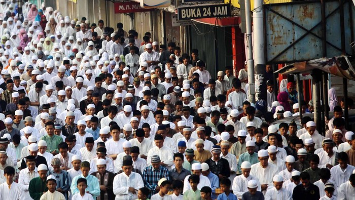 Ribuan umat muslim melaksanakan sholat Ied di Ruas Jalan Jendral Urip Sumoharjo, Matraman, Jakarta, Minggu (19/8). Hari ini seluruh umat Muslim merayakan hari raya idul fitri dengan melaksanakan shalat berjamaah. File/detikFoto.