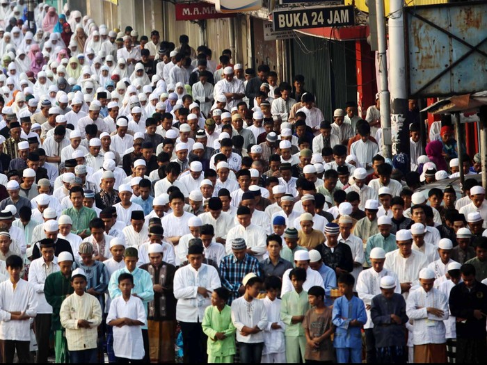 Ribuan umat muslim melaksanakan sholat Ied di Ruas Jalan Jendral Urip Sumoharjo, Matraman, Jakarta, Minggu (19/8). Hari ini seluruh umat Muslim merayakan hari raya idul fitri dengan melaksanakan shalat berjamaah. File/detikFoto.