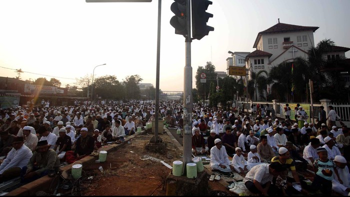 Ribuan umat muslim melaksanakan sholat Ied di Ruas Jalan Jendral Urip Sumoharjo, Matraman, Jakarta, Minggu (19/8). Hari ini seluruh umat Muslim merayakan hari raya idul fitri dengan melaksanakan shalat berjamaah. File/detikFoto.
