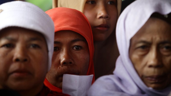 Puluhan warga antusias melakukan Pemilu Presiden melakukan proses pencoblosan di TPS 02, di Bojong Koneng, Bogor, Jabar, Rabu (9/2/2014). Tua muda laki-laki perempuan mereka antri dalam memasuki TPS.
