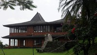 Dari luar Padepokan Garuda Yaksa terlihat begitu asri. Pohon tinggi tampak berjajar rapi di sekitarnya.