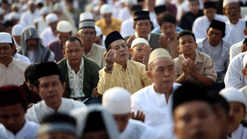 Ribuan umat muslim melaksanakan sholat Ied di Ruas Jalan Jendral Urip Sumoharjo, Matraman, Jakarta, Minggu (19/8). Hari ini seluruh umat Muslim merayakan hari raya idul fitri dengan melaksanakan shalat berjamaah. File/detikFoto.