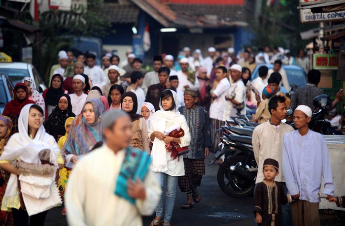 Ribuan umat muslim melaksanakan sholat Ied di Ruas Jalan Jendral Urip Sumoharjo, Matraman, Jakarta, Minggu (19/8). Hari ini seluruh umat Muslim merayakan hari raya idul fitri dengan melaksanakan shalat berjamaah. File/detikFoto.