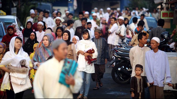 Ribuan umat muslim melaksanakan sholat Ied di Ruas Jalan Jendral Urip Sumoharjo, Matraman, Jakarta, Minggu (19/8). Hari ini seluruh umat Muslim merayakan hari raya idul fitri dengan melaksanakan shalat berjamaah. File/detikFoto.