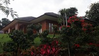 Rumah megah nan asri itu diberi nama Padepokan Garuda Yaksa