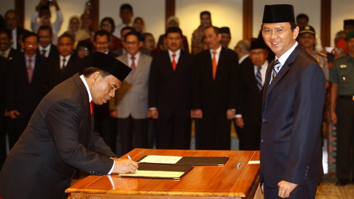 Plt Gubernur DKI Jakarta Basuki Tjahaja Purnama melantik Saefullah menjadi Sekretaris Daerah DKI Jakarta di Balai Agung, Jakarta, Jumat (11/7/2014). Setelah itu diadakan penandatanganan SK pelantikan dan serah terima jabatan dari pejabat sebelumnya yakni Plt Sekda Witiyatmoko.