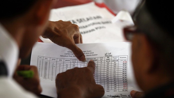 Saksi mengikuti sidang pleno rekapitulasi surat suara Pemilu Presiden di kantor Kelurahan Pulo, Kebayoran Baru, Jakarta Selatan, Jumat (11/7/2014) untuk perhitungan suara Pilpres pasangan calon presiden dan wakil presiden 2014.