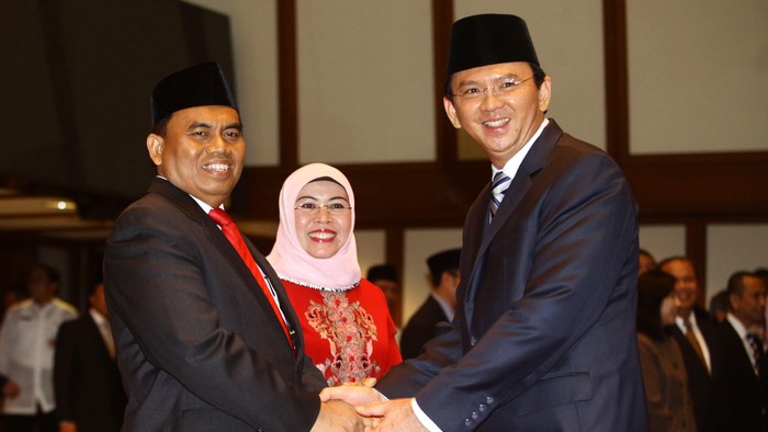 Plt Gubernur DKI Jakarta Basuki Tjahaja Purnama melantik Saefullah menjadi Sekretaris Daerah DKI Jakarta di Balai Agung, Jakarta, Jumat (11/7/2014). Setelah itu diadakan penandatanganan SK pelantikan dan serah terima jabatan dari pejabat sebelumnya yakni Plt Sekda Witiyatmoko.