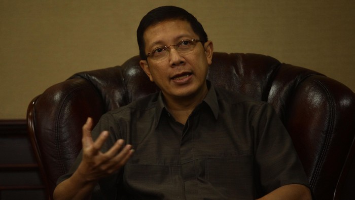 Ketua umum DPP LDII Abdullah Syam berbincang dengan Menteri Agama Lukman Hakim Syaifuddin di Kantor Kementerian Agama, Jakarta, Rabu (16/7/2014).