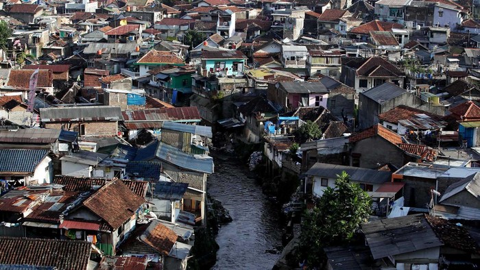 Ribuan rumah warga semakin padat di Kota Bandung, Jawa Barat, Kamis (17/07). Pesatnya laju pertumbuhan penduduk di Kota Bandung, membuat pembangunan permukiman terus meningkat.