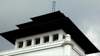 Tusuk sate yang berada di puncak gedung yang membuat bangunan ini kemudian disebut sebagai Gedung Sate pun punya maknanya tersendiri. Diketahui, tusuk sate yang terdiri dari enam ornamen itu menjelaskan tentang biaya pembangunan gedung bersejarah tersebut yang menelan biaya mencapai 6 juta Gulden. Rengga Sancaya/Dok. Detikcom.
