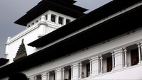 Perpaduan gaya arsitektur Barat dan Timur pada Gedung Sate ini pun membuat bangunan ini menjadi salah satu bangunan bersejarah yang disebut memiliki bentuk yang tak hanya menawan tetapi juga penuh makna.
