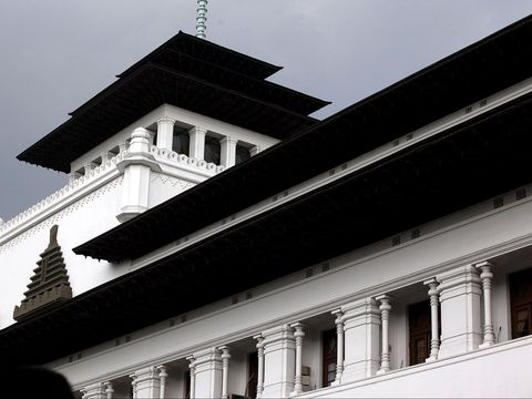 Dalam usianya yang semakin beranjak senja, tidak memudarkan sosok kemegahan dan pesona keindahan arsitektur bangunan tua Gedung Sate, Kota Bandung, Jawa Barat. Gedung Sate, merupakan karya monumental dari arsitek Ir. Gerber.
