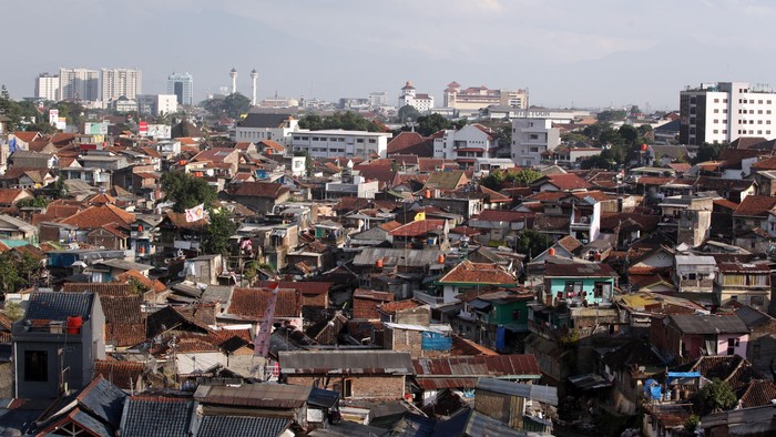 Ribuan rumah warga semakin padat di Kota Bandung, Jawa Barat, Kamis (17/07). Pesatnya laju pertumbuhan penduduk di Kota Bandung, membuat pembangunan permukiman terus meningkat.
