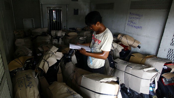 Pekerja memasukkan paket sepeda motor kedalam gerbong kereta di Stasiun Gudang KALOG, Jakarta, Jumat (18/7/2014). 10 hari menjelang lebaran jasa pengiriman paket sepeda motor lewat kereta api peningkatan.