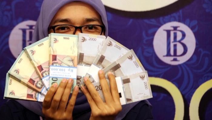 Warga menukarkan uang baru pecahan yang ditukarkan khusus untuk angpau Hari Raya Idul Fitri, di Bank Indonesia (BI) Jakarta, Jumat (18/7/2014).