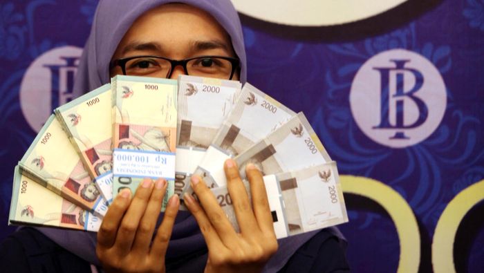 Penukaran Uang Pecahan di Bank Indonesia Warga menukarkan uang baru pecahan yang ditukarkan khusus untuk angpau Hari Raya Idul Fitri, di Bank Indonesia (BI) Jakarta, Jumat (18/7/2014).