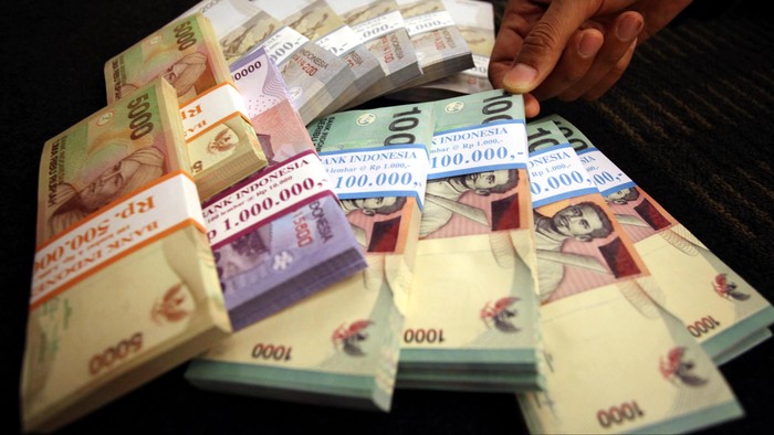 Warga menukarkan uang baru pecahan yang ditukarkan khusus untuk angpau Hari Raya Idul Fitri, di Bank Indonesia (BI) Jakarta, Jumat (18/7/2014).