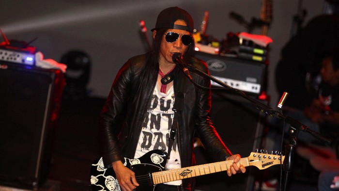 Group band Slank beraksi dalam konser mini bagi wartawan dalam peluncuran album terbarunya bertajuk Slank Nggak Ada Matinya di Teater Salihara, Pasar Minggu, Jakarta, Kamis, (31/10/2013). Peluncuran album yang ke-20 ini menandai perjalanan 30 tahun Slank berkarya dalam blantika musik Indonesia. File/detikFoto.