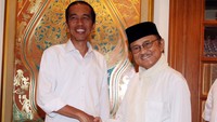 Momen saat Habibie berfoto bersama Presiden Joko Widodo. Rengga Sancaya/Detikcom.