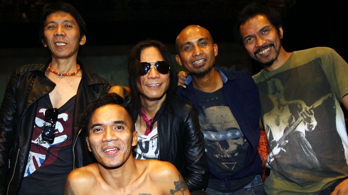 Group band Slank beraksi dalam konser mini bagi wartawan dalam peluncuran album terbarunya bertajuk Slank Nggak Ada Matinya di Teater Salihara, Pasar Minggu, Jakarta, Kamis, (31/10/2013). Peluncuran album yang ke-20 ini menandai perjalanan 30 tahun Slank berkarya dalam blantika musik Indonesia. File/detikFoto.