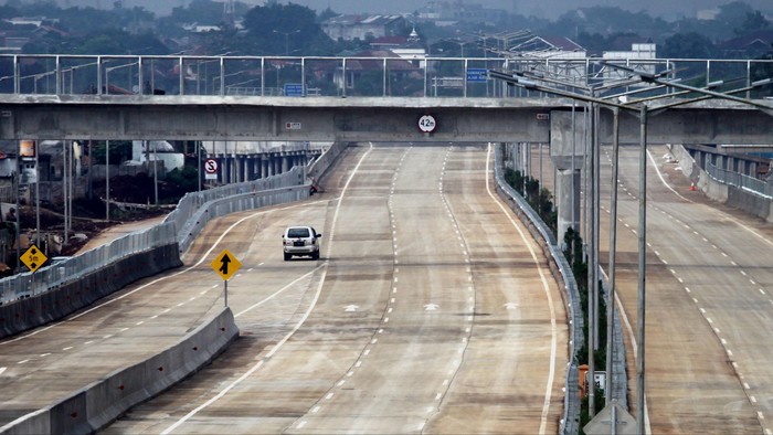 Pagi ini Tol Jakarta Outer Ring Road (JORR) W2 Utara, seksi Ciledug-Ulujami sepanjang 2,14 km diresmikan. Peresmian tol yang menjadi bagian dari JORR W2 Utara Kebon Jeruk-Ulujami sepanjang 7,67 km ini ditandai penekanan tombol oleh Menteri Pekerjaan Umum Joko Kirmanto.