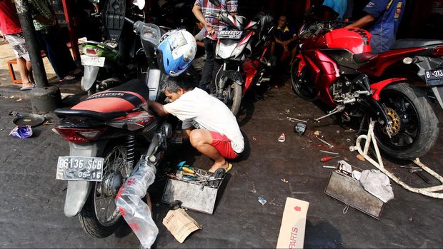 Jelang mudik Lebaran, bengkel di jalan Palmerah Utara, Jakarta, Senin (19/07) mulai diserbu warga. Mereka melakukan perawatan sepeda motor agar prima saat dibawa mudik.