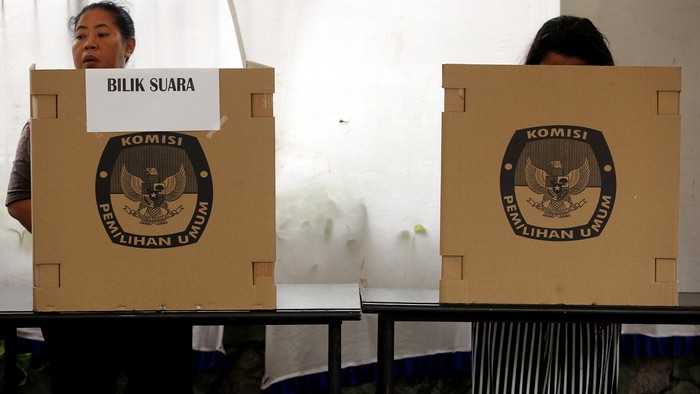 TPS 009 Kelurahan Bangka, Jakarta Selatan, menggelar pemilihan ulang pemilu presiden (pilpres) karena adanya pemilih tanpa form A5 yang diizinkan memilih, Sabtu (19/7/2014).