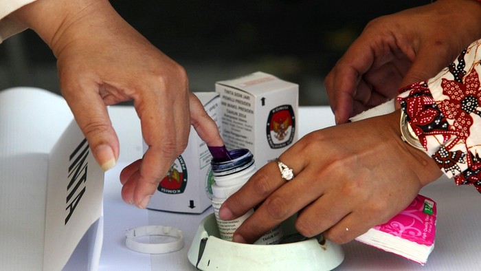 TPS 009 Kelurahan Bangka, Jakarta Selatan, menggelar pemilihan ulang pemilu presiden (pilpres) karena adanya pemilih tanpa form A5 yang diizinkan memilih, Sabtu (19/7/2014).