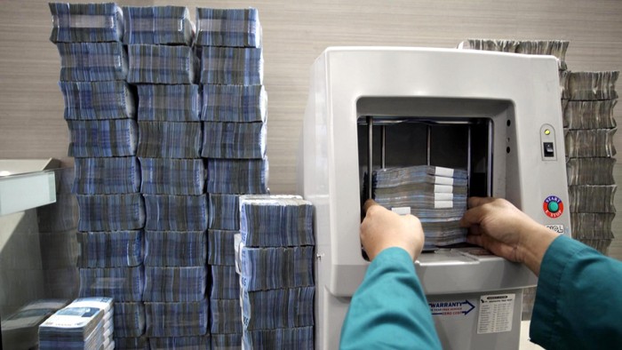 Bank Indonesia mencatat hingga akhir April 2013 jumlah uang kartal (uang tunai) yang beredar mencapai Rp 392,2 triliun. Menurut pejabat BI, kebutuhan uang tunai itu akan terus meningkat memasuki bulan Ramadan dan Lebaran mendatang. File/detikFoto.