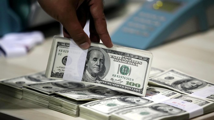 Nilai tukar rupiah pada Selasa (16/7/2013) pagi kembali bergerak melemah ke posisi Rp 10.010 per dollar AS seiring melambatnya pertumbuhan ekonomi China. Per hari ini rupiah melemah 20 poin sehingga menjadi Rp 10.010 dibanding posisi sebelumnya di Rp 9.990 per dollar AS. File/detikFoto.