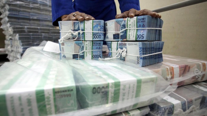 Bank Indonesia mencatat hingga akhir April 2013 jumlah uang kartal (uang tunai) yang beredar mencapai Rp 392,2 triliun. Menurut pejabat BI, kebutuhan uang tunai itu akan terus meningkat memasuki bulan Ramadan dan Lebaran mendatang. File/detikFoto.