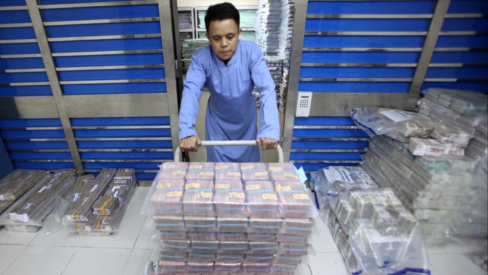 Seorang petugas mengangkut uang rupiah di sentra kas Bank BRI, di Jakarta, Rabu (28/8/2013). Melemahnya nilai tukar rupiah terhadap dollar Amerika Serikat membuat beban utang luar negeri bertambah. File/detikFoto.