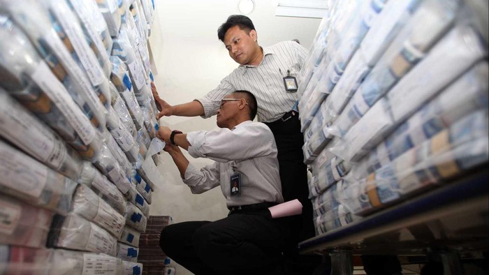 Seorang petugas mengangkut uang rupiah di sentra kas Bank BRI, di Jakarta, Rabu (28/8/2013). Melemahnya nilai tukar rupiah terhadap dollar Amerika Serikat membuat beban utang luar negeri bertambah. File/detikFoto.