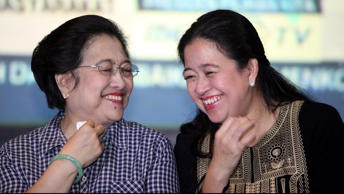 Ketua Umum PDIP Megawati Soekarnoputri menggelar konferensi pers terkait hasil rekapitulasi yang memenangkan Jokowi-JK di kediamannya di Kebagusan, Jakarta, Selasa (22/7/2014). Saat mengumumkan kemenangan tersebut sambil Mega dan Puan Maharani meneteskan air matanya.