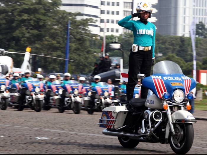 Para Prajurit Polisi Wanita menujukkan kemampuan mengemudi motor gedenya saat gladi bersih upacara bersama wanita TNI-Polri di kawasan Monumen Nasional, Jakarta (19/4/2013). File/detikFoto.