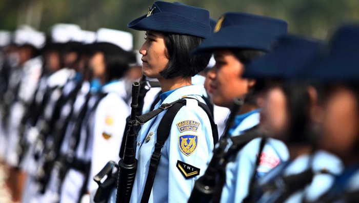 Para prajurit wanita TNI dan Polri ini tampil cantik dan tangguh saat gladi bersih upacara bersama wanita TNI-Polri di kawasan Monumen Nasional, Jakarta (19/4/2013). File/detikFoto.