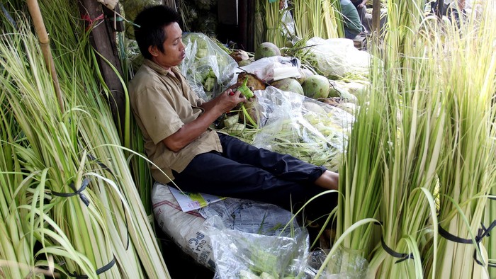 Jelang lebaran yang tiggal beberapa hari lagi, pedagang kulit ketupat, di Pasar Palmerah, Slipi, Jakarta, Kamis (24/07), sudah mulai kebanjiran order.