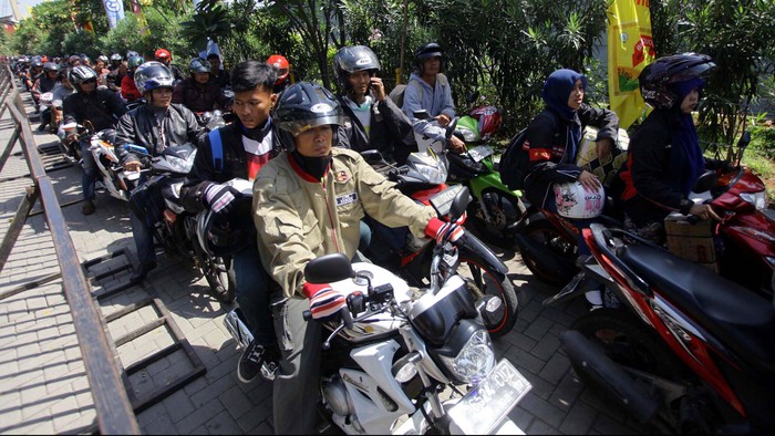 Ribuan warga mengikuti mudik gratis dari pelabuhan Tanjung Priok, Jakarta Utara, Kamis (24/7/2014). Warga membawa serta sepeda motor dan diangkut dengan KM Ceremai.